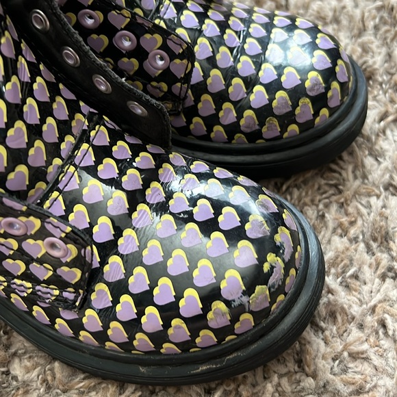 Dr. Martens Girls Boots with hearts - Picture 4 of 10